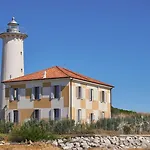 Апартаменти Lovely And Cozy Beachside Flat-beahost *