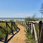 Апартаменти Lovely And Cozy Beachside Flat-beahost *