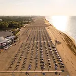 Апартаменти Lovely And Cozy Beachside Flat-beahost